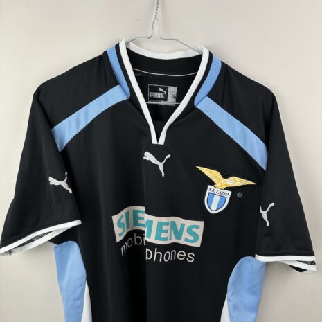 IMG_0860 Koszulka piłkarska Lazio, 2000/01 Away, stan słaby - zdarty logotyp pumy oraz trzy poważne zaciągnięcia na froncie i jedno mniejsze na rękawku.- zbliżenie na front