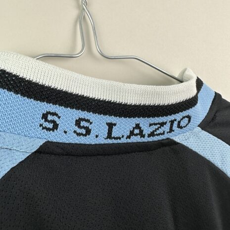 IMG_0867 Koszulka piłkarska Lazio, 2000/01 Away, stan słaby - zdarty logotyp pumy oraz trzy poważne zaciągnięcia na froncie i jedno mniejsze na rękawku.- widok dodatkowy 9