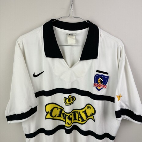 IMG_8778 Colo Colo Fußballtrikot, 1996/97 Home, sehr guter Zustand - eine Mikroverschmutzung auf dem Rücken - Nahaufnahme der Vorderseite