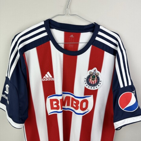 IMG_8832 Chivas De Guadalajara Fußballtrikot, 2013/14 Home, sehr guter Zustand - leicht gerissene Sponsorenaufdrucke - Nahaufnahme der Vorderseite