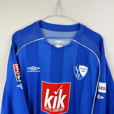 IMG_8838 VFL Bochum Fußballtrikot, 2007/08 Home, guter Zustand - sehr stark beschädigte Nummer und Name auf dem Rücken - Nahaufnahme auf der Vorderseite