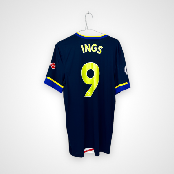 Koszulka piłkarska Southampton FC, 2020/21 Away, stan bardzo dobry - przetarcie materiału w okolicach rękawka oraz nieznacznie pomarszczony numer na plecach.