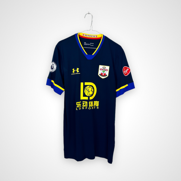 Koszulka piłkarska Southampton FC, 2020/21 Away, stan bardzo dobry - przetarcie materiału w okolicach rękawka oraz nieznacznie pomarszczony numer na plecach.- widok