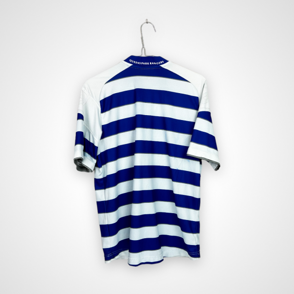 Koszulka piłkarska Queens Park Rangers, 2012/13 Home, stan słaby - koszulka wyblakła, przebarwienie materiału na plecach oraz brak emblematów lotto na rękawkach.-