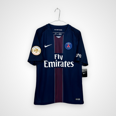 Koszulka piłkarska PSG, 2016/17 Home, stan bnwt - koszulka nowa, z metkami, jednakże patch na rękawku jest pożółknięty.