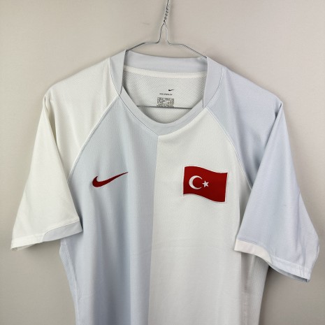 IMG_5341 Türkei Fußballtrikot, 2006/08 Away, sehr guter Zustand - eine kleine Verschmutzung - Nahaufnahme der Vorderseite
