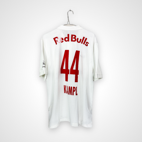 Koszulka piłkarska Red Bull Salzburg, 2014/15 Home, stan zadowalający - drobne zabrudzenia i uszkodzenia nadruku sponsora oraz patcha na froncie, na dodatek ubytek