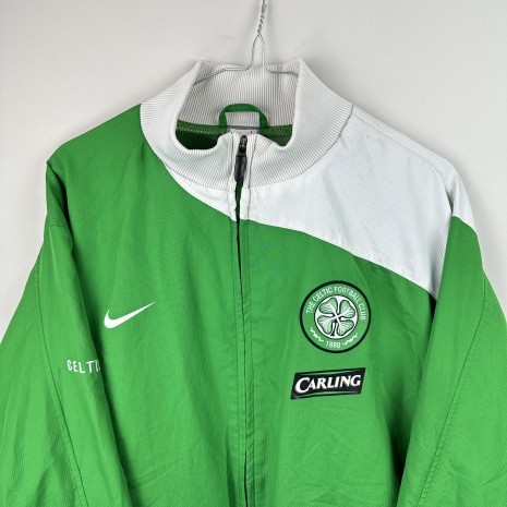 IMG_1074 Celtic FC Fußballtrikot, guter Zustand - ein paar Mikroflecken und ein Fleck auf dem Rücken - Nahaufnahme der Vorderseite