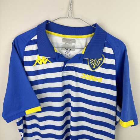 IMG_1090 Leeds United FC Fußballtrikot, sehr guter Zustand - ein paar kleine Risse - Nahaufnahme auf der Vorderseite