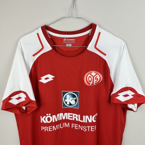 IMG_2437 FSV Mainz 05 Fußballtrikot, 2017/18 Home, sehr guter Zustand - kleine Risse am Sponsoraufdruck auf der Vorderseite - Nahaufnahme der Vorderseite