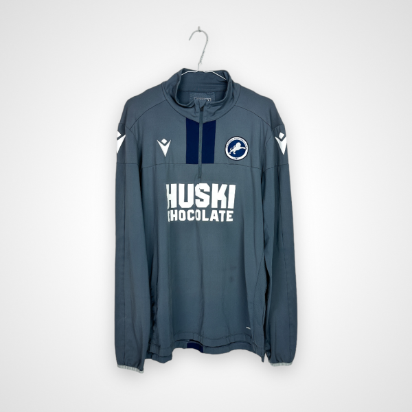 Koszulka piłkarska Millwall FC, stan zadowalający - mocno podniszczone nadruki sponsora na froncie oraz na plecach.