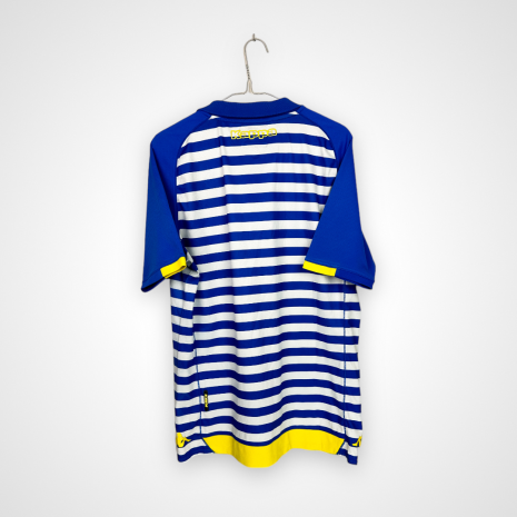 PhotoRoom_060_20240104_150043 Leeds United FC Fußballtrikot, sehr guter Zustand - ein paar Mikrostiche - Rückansicht