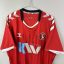 Koszulka piłkarska Charlton Athletic, 2021/22 Home, stan dobry - trzy mikro zaciągnięcia na froncie, zabrudzenia oraz starta naszywka z rozmiarem.- zbliżenie na