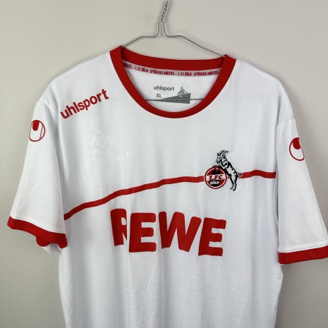 IMG_5088 FC Köln Fußballtrikot, 2018/19 Home- Nahaufnahme der Vorderseite
