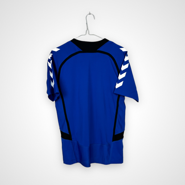 Karlsruher SC Fußballtrikot, 2012/13 Home, sehr guter Zustand - abgenutzter Größenaufnäher im Nacken - Rückansicht
