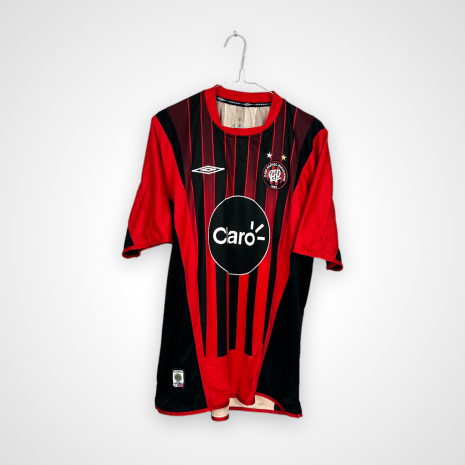 Koszulka piłkarska Atletico Paranaense, 2004 Home, stan bardzo dobry - mikro pęknięcie na nadruku sponsora na rękawku oraz niewielkie zaciągnięcie na plecach.