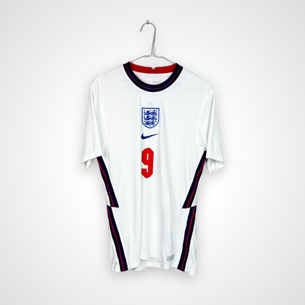 Koszulka piłkarska Angllia, 2020/22 Home, stan bardzo dobry - jedno niewielkie zaciągnięcie na froncie nad cyfrą.- widok z tyłu