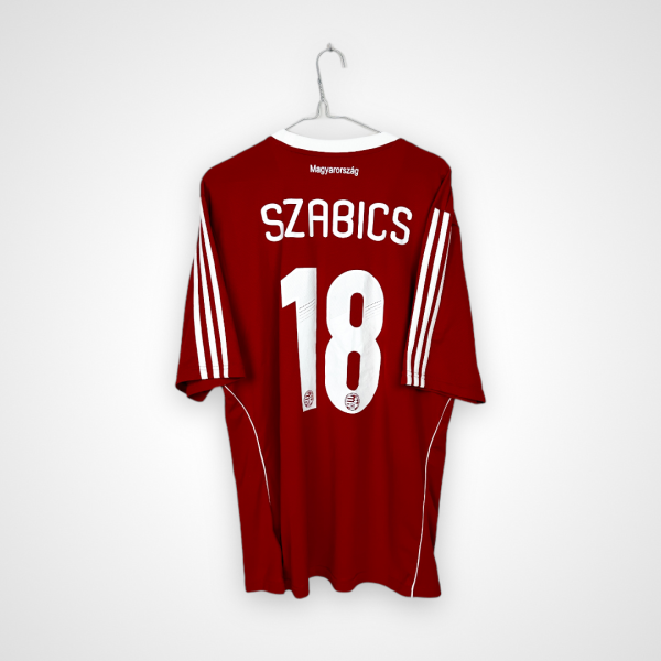 Koszulka piłkarska Węgry, 2012/14 Home, stan zadowalający - uszkodzone godło na froncie, zabrudzenie na dole oraz popękane cyfry na plecach.
