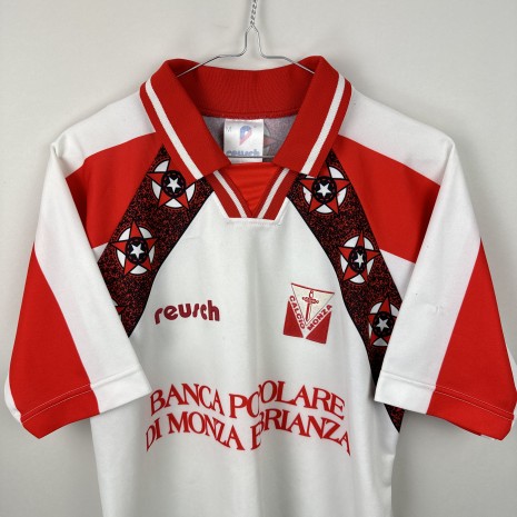 IMG_9788 Fußballtrikot des AC Monza, Saison 1995/96 (Auswärtstrikot), guter Zustand – Risse am Ärmel, auf der Vorderseite und einige kleine Risse auf dem Rücken. – Nahaufnahme der Vorderseite