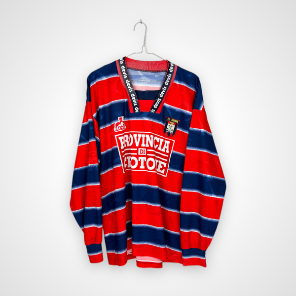 Koszulka piłkarska FC Crotone, 1998/99 Home, stan bardzo dobry - brak metki na karku, kilka drobnych zaciągnięć zarówno z przodu jak i z tyłu koszulki.