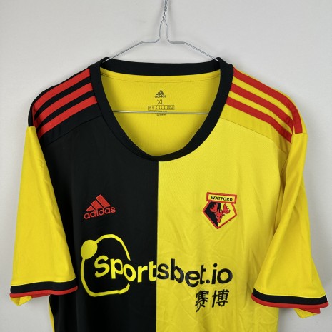 IMG_1766 Koszulka piłkarska Watford FC, 2019/20 Home, stan dobry - nieznacznie popękany nadruk sponsora oraz dwa niewielkie zabrudzenia na plecach.- zbliżenie na front