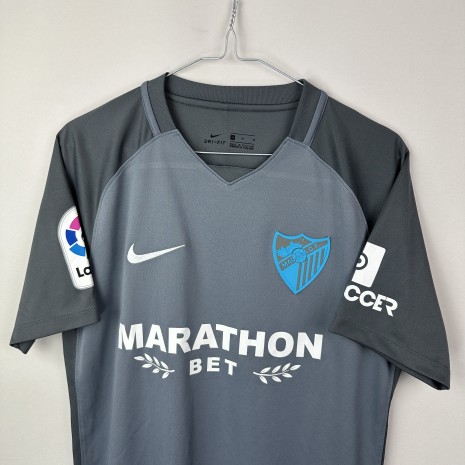 IMG_2370 Malaga CF Fußballtrikot, 2017/18 Away, sehr guter Zustand - leicht abblätterndes Wappen - Nahaufnahme der Vorderseite