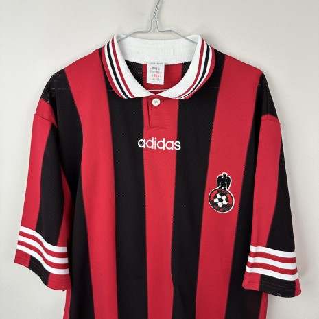 IMG_2381 OGC Nice Fußballtrikot, 1996/98 Home, sehr guter Zustand - kleiner Fleck am Kragen - Nahaufnahme der Vorderseite