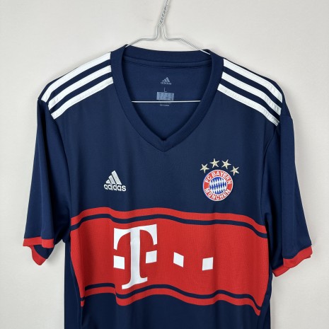 IMG_2863 FC Bayern Munich football shirt, 2017/18 Away, very good condition - slightly damaged sticker on neck.- close-up of front