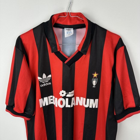 IMG_3495 AC Milan Fußballtrikot, 1990/91 Home, schlechter Zustand - Beschädigung des Stoffes am Kragen, viele kleine bis mittelgroße Risse am ganzen Körper