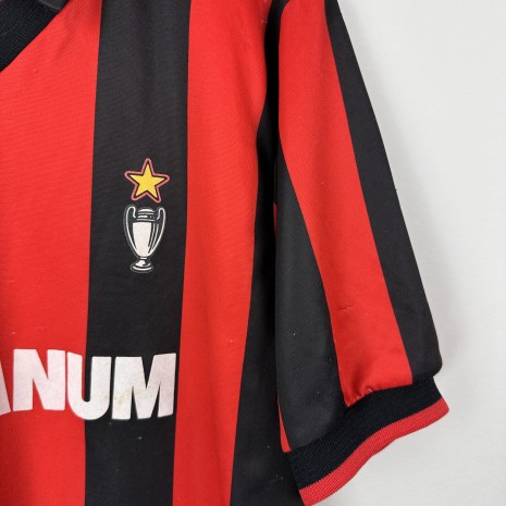IMG_3496 AC Milan Fußballtrikot, 1990/91 Home, schlechter Zustand - Beschädigung des Stoffes am Kragen, viele kleine bis mittelgroße Risse am ganzen Körper