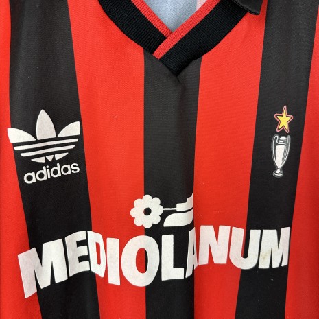 IMG_3497 AC Milan Fußballtrikot, 1990/91 Home, schlechter Zustand - Beschädigung des Stoffes am Kragen, viele kleine bis mittelgroße Risse am ganzen Körper