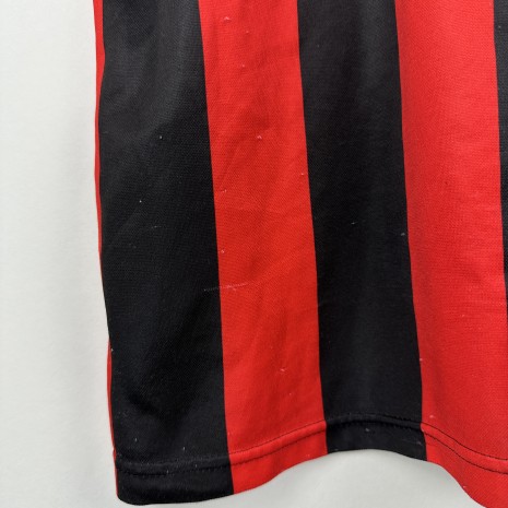IMG_3498 AC Milan Fußballtrikot, 1990/91 Home, schlechter Zustand - Beschädigung des Stoffes am Kragen, viele kleine bis mittelgroße Risse am ganzen Körper