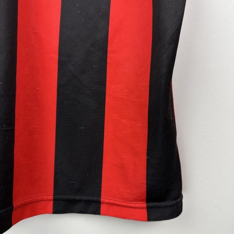 IMG_3499 AC Milan Fußballtrikot, 1990/91 Home, schlechter Zustand - Beschädigung des Stoffes am Kragen, viele kleine bis mittelgroße Risse am ganzen Körper