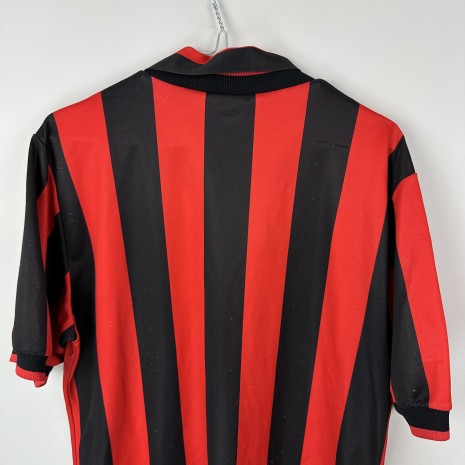 IMG_3501 AC Milan Fußballtrikot, 1990/91 Home, schlechter Zustand - Beschädigung des Stoffes am Kragen, viele kleine bis mittelgroße Risse am ganzen Körper