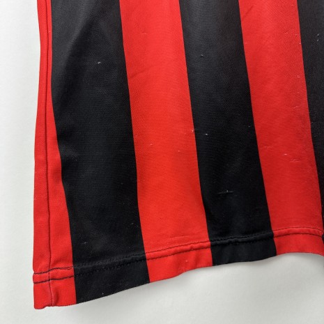 IMG_3503 AC Milan Fußballtrikot, 1990/91 Home, schlechter Zustand - Beschädigung des Stoffes am Kragen, viele kleine bis mittelgroße Risse am ganzen Körper