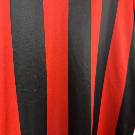 IMG_3504 AC Milan Fußballtrikot, 1990/91 Home, schlechter Zustand - Beschädigung des Stoffes am Kragen, viele kleine bis mittelgroße Risse am ganzen Körper