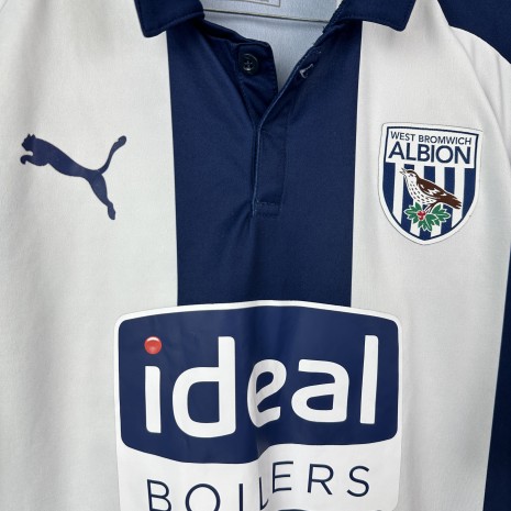 IMG_3516 West Bromwich Albion football shirt, 2018/19 Home, in very good condition – the puma emblems on the sleeves are slightly damaged and there is one tiny snag. – view