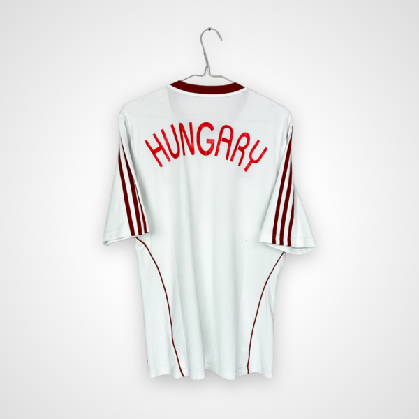 Koszulka piłkarska Węgry, stan zadowalający - popękany napis na plecach, mikro zaciągnięcia i zabrudzenia.- widok z tyłu