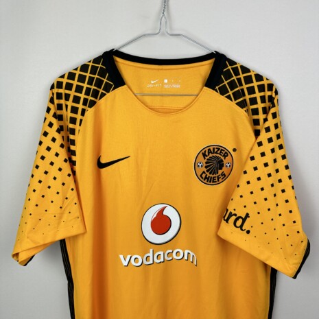 IMG_6401 Kaizer Chiefs Fußballtrikot, 2017/18 Heimtrikot, Zustand: einwandfrei – Nahaufnahme der Vorderseite