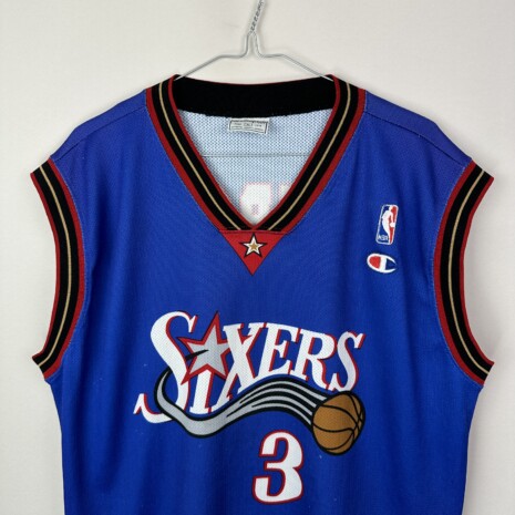 IMG_7797 Philadelphia 76'ers Fußballtrikot, Alternate, guter Zustand - es gibt eine ganze Reihe von Mikrostichen auf dem Trikot - Nahaufnahme der Vorderseite