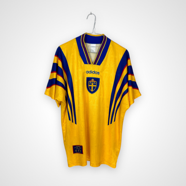 Koszulka piłkarska Szwecja, 1996/98 Home, stan bardzo dobry - kilka mikro zaciągnięć.