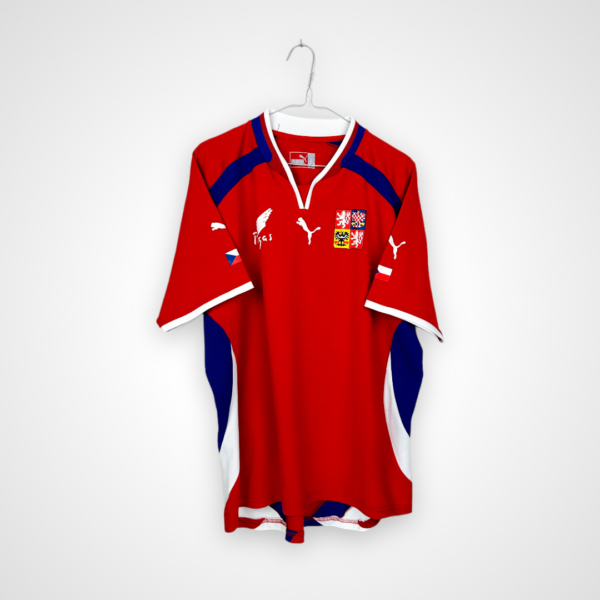 Koszulka piłkarska Czechy, 2000/01 Home, stan dobry - popękane logo pumy na froncie oraz kilka niewielkich zaciągnięć.