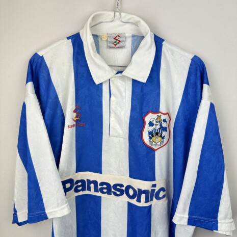 IMG_0310 Huddersfield Town Fußballtrikot, 1995/97 Home, sehr guter Zustand - zwei Mikroausrisse - Nahaufnahme auf der Vorderseite