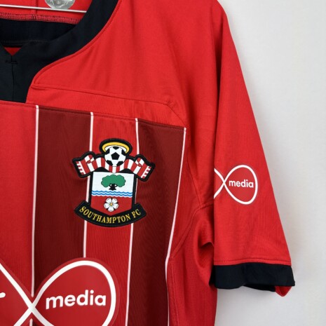 IMG_9968 Southampton FC Fußballtrikot, 2018/19 Third, guter Zustand - Trikot ist an zwei Stellen auf dem Rücken gedehnt und hat ein Loch.weitere Ansicht 4