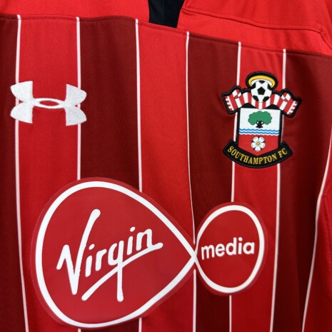 IMG_9969 Southampton FC Fußballtrikot, 2018/19 Third, guter Zustand - Trikot ist an zwei Stellen auf dem Rücken gedehnt und hat ein Loch.weitere Ansicht 5