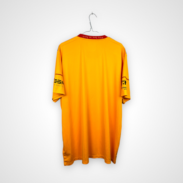 Koszulka piłkarska Dukla Praga, 2023/24 Away, stan bardzo dobry - nieznaczne zabrudzenie na rękawku.- widok z tyłu