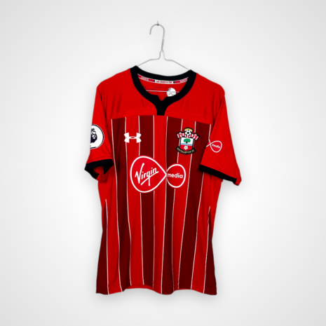 Photoroom_010_20240815_110205 Southampton FC Fußballtrikot, 2018/19 Dritter, guter Zustand - das Trikot ist an zwei Stellen auf dem Rücken gedehnt und hat ein Loch - Rückansicht