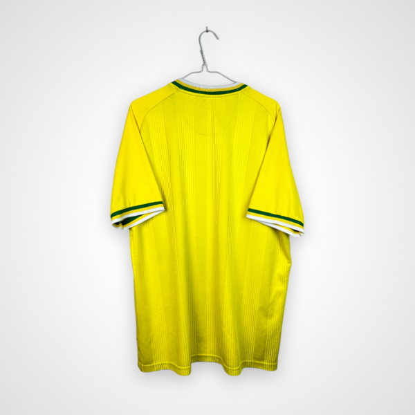 Koszulka piłkarska Norwich City FC, 2020/21 Home, stan dobry - popękany nadruk sponsora na froncie, dwa mikro zaciągniecia na froncie oraz dwa większe na prawym