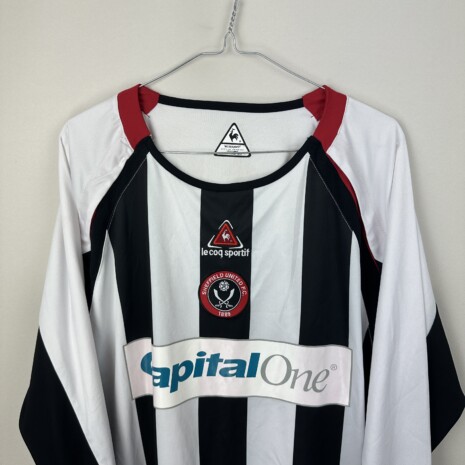 IMG_3629 Sheffield United FC Fußballtrikot, 2006/07 Away, sehr guter Zustand - Mikrorisse auf den Nummern auf dem Rücken - Nahaufnahme der Vorderseite