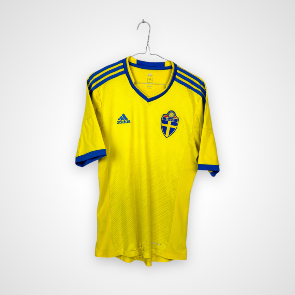 Koszulka piłkarska Szwecja, 2012/13 Home, stan dobry - delikatnie uszkodzony napis climacool oraz zabrudzenie na rękawku.